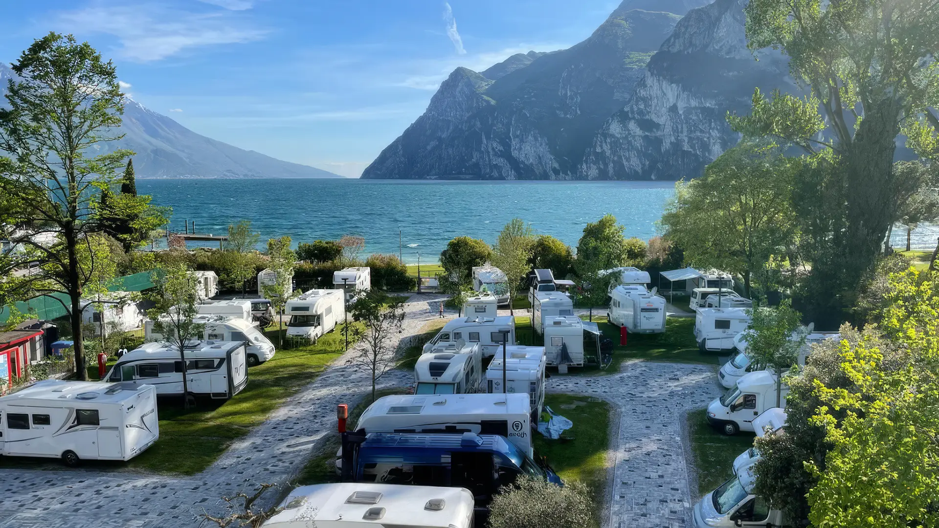 Campingurlaub am Gardasee mit Wohnmobil, Stellplatz und Blick auf den See