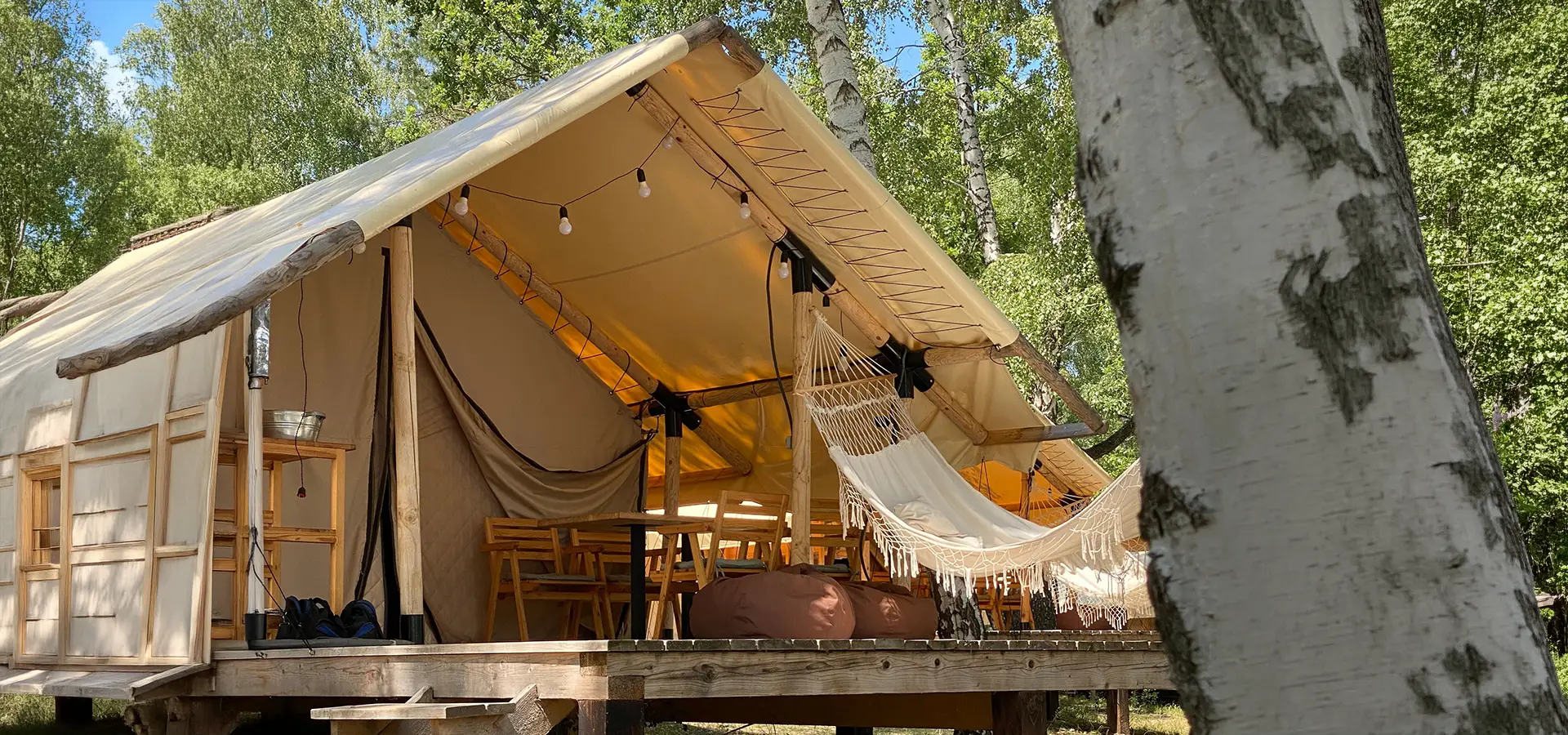 Wohnmobil auf einem Stellplatz und Mobilheim auf einem Campingplatz am Gardasee
